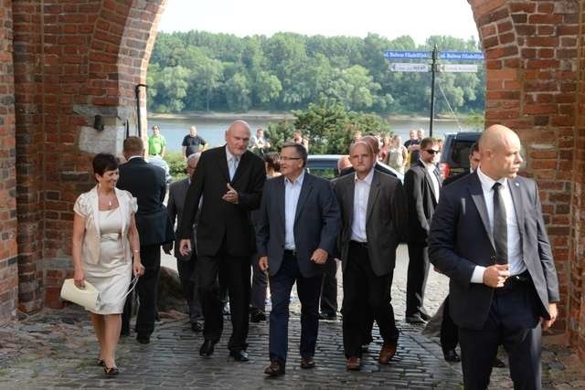 Prezydent Komorowski witany podczas jednej z wcześniejszych wizyt w Toruniu przez władze miasta i województwa.