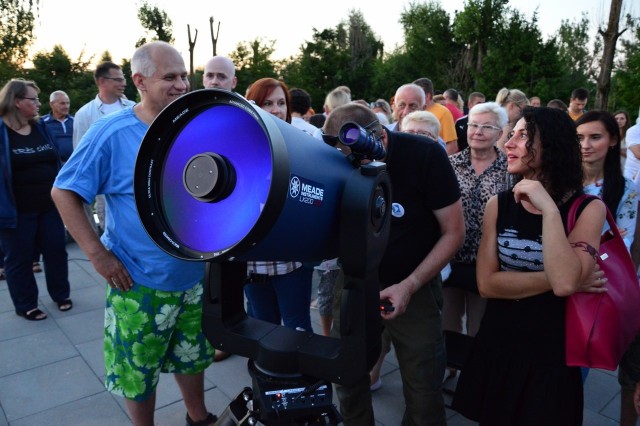 W piątek wieczorem w obserwatorium astronomicznym w Koszalinie zebrały się tłumy mieszkańców. Wszyscy chcieli choć na chwile spojrzeć w rozstawione tu teleskopy, by zobaczyć zaćmienie Księżyca i inne zjawiska na niebie. W piątek możemy zaobserwować najdłuższe od stu lat zaćmienie Księżyca. Faza całkowita zaćmienia Księżyca rozpoczęła się o godz. 21.30 i potrwa rekordowo długo - dokładnie 1 godz. 42 m i 56 s. Faza całkowita potrwa do godz. 23.13, ale potem czeka nas jeszcze piękna faza częściowego zaćmienia, a więc „schodzenie” z tarczy Księżyca ziemskiego cienia. Kolejne równie długie zaćmienie będzie miało miejsce w 2123 roku, dlatego warto spojrzeć na niebo.Można także zobaczyć wielką opozycję Marsa. Planeta będzie najjaśniejszym punktem na niebie, a za trzy dni zbliży się do naszej planety na najmniejszą odległość od 15 lat. 