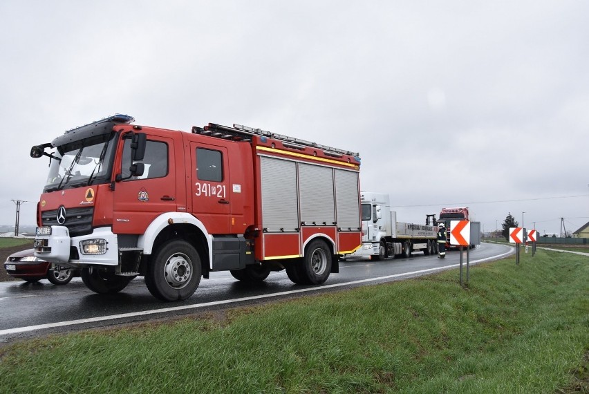 Wypadek w Kościelnej Wsi. Zderzenie osobówki i ciągnika...