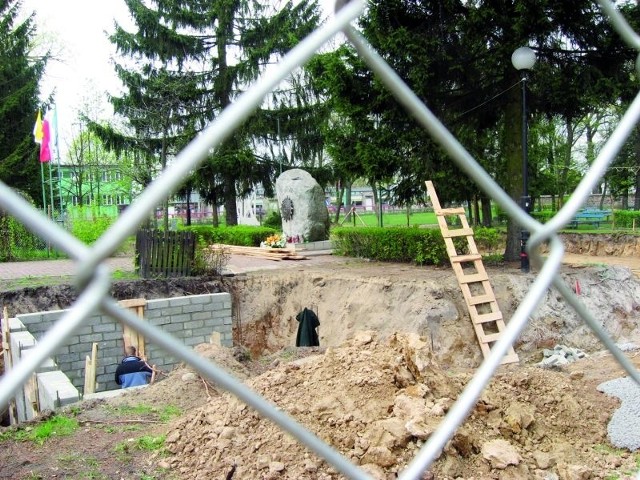 Modernizacja parku w centrum Suchowoli trwa od kwietnia br. Końcowy efekt prac będzie widoczny już za miesiąc.