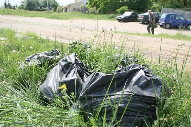 Te worki pełne śmieci ktoś podrzucił na łąkę w pobliżu skrzyżowania ulic Warszawskiej i Sikorskiego.