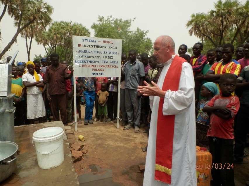 Uroczystość otwarcia studni we wsioce Midiki w Czadzie w...