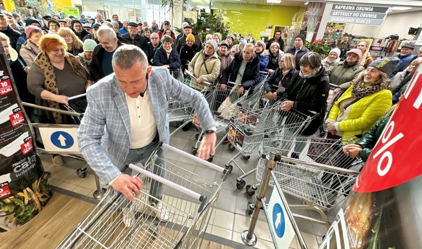 Mieszkańcy tłumnie przyszli na otwarcie supermarketu