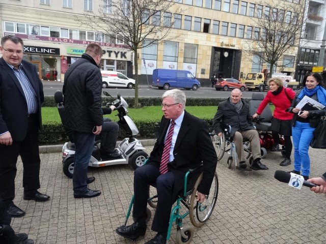 Jacek Jaśkowiak w listopadzie sam sprawdził, jak trudno jest poruszać się po Poznaniu na wózku inwalidzkim