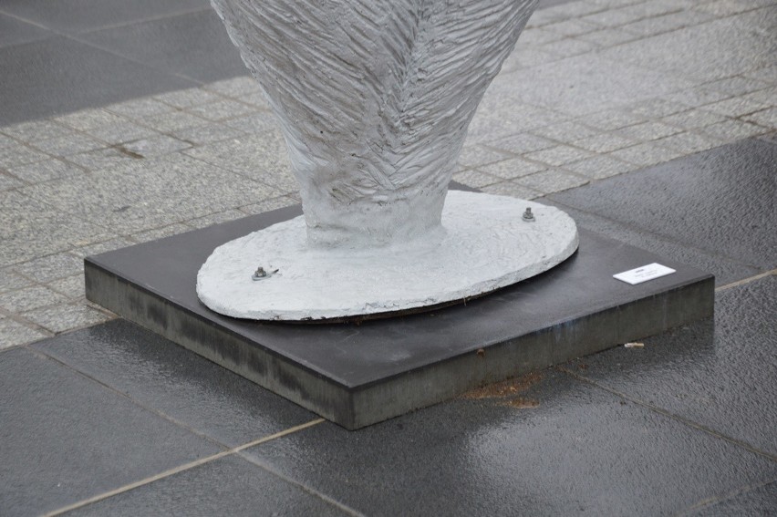 Wrocław: Wandale zniszczyli rzeźby przed Narodowym Forum Muzyki