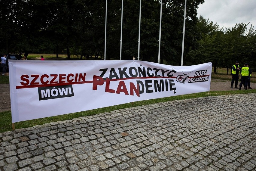 "Stop plandemii". Protest antycovidowców pod Pomnikiem Czynu Polaków