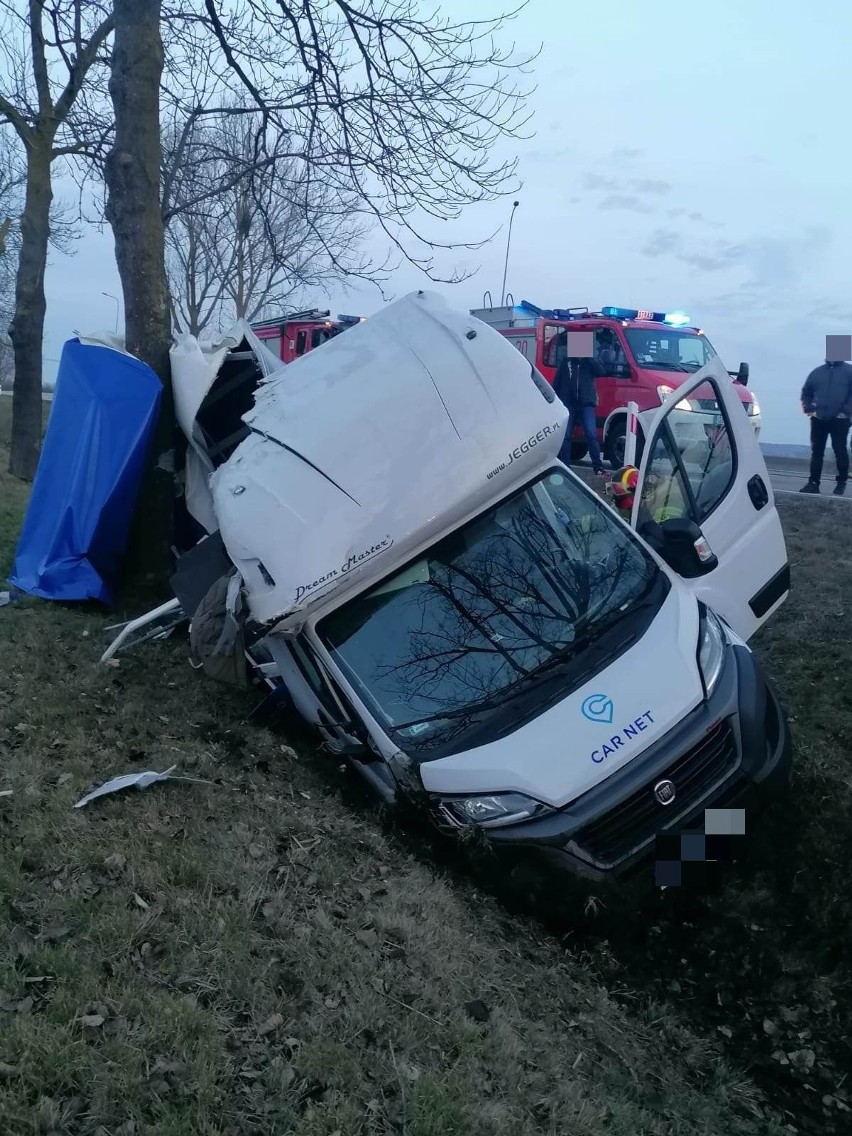 Ciężarówka roztrzaskała się na poboczu