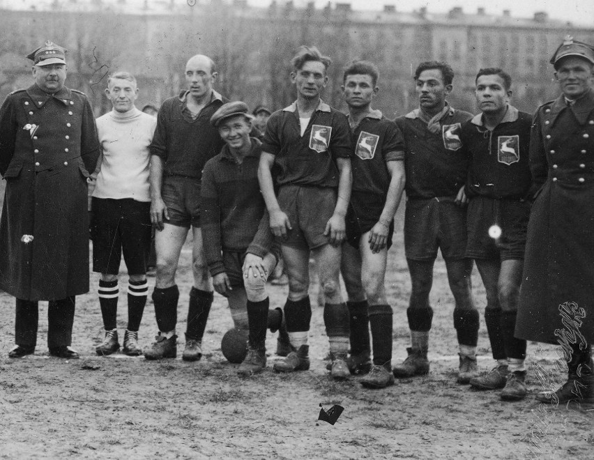 Grupa zawodników WKS Grodno na boisku. Listopad 1936 r....