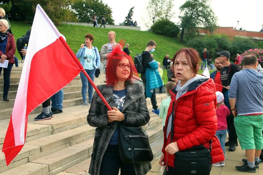 Manifestacja antycovidowców w Lublinie. Tłum ludzi bez maseczek przeszedł przez miasto. Zobacz
