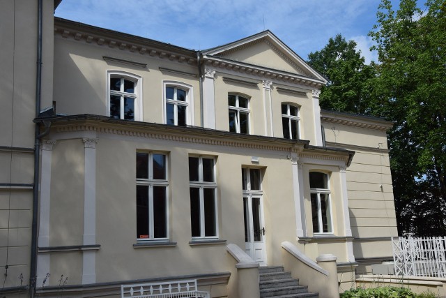 Zabytkowa willa mieści się przy ul. Sienkiewicza 11 w Zielonej Górze i była własnością Sucerów, jednej z najbogatszych i najbardziej wpływowych rodzin przemysłowców
