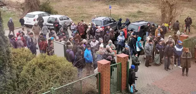 Żywność dostarczyły podlaskie firmy, była też zbierana w sklepach. Później w spakowaniu jej w paczki pomogli wolontariusze. A w czwartek wszystko trafiło już do potrzebujących. Bo święta nie mogą być głodne!