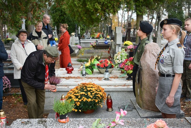Były kwiaty, znicze, wspólna modlitwa i warta honorowa &#8211; tak białostoccy harcerze uczcili we wtorek na cmentarzu Farnym pamięć zmarłych druhów
