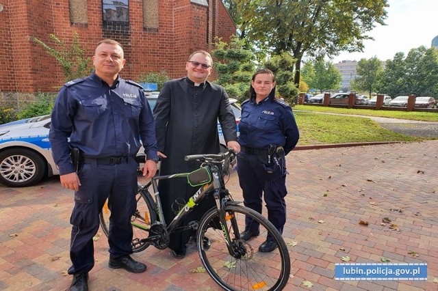 Ksiądz Mateusz z Lubina odzyskał skradziony rower