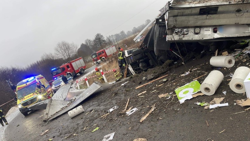 Stok Lacki. Zderzenie pociągu z samochodem ciężarowym. Wstrzymany ruch na linii kolejowej Siedlce - Białystok [ZDJĘCIA]