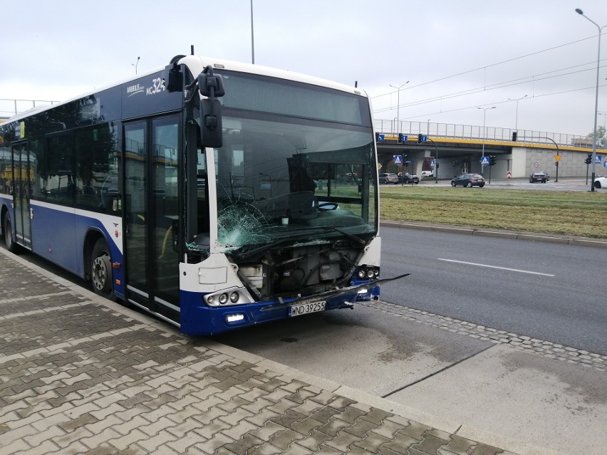 Kraków. Zderzenie autobusu z autem osobowym na skrzyżowaniu ul. Klimeckiego i Powstańców Wielkopolskich. Są duże utrudnienia w ruchu