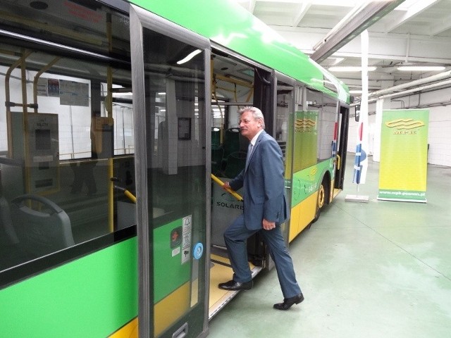 Wojciech Tulibacki, prezes MPK, zachwala wyposażenie nowych autobusów