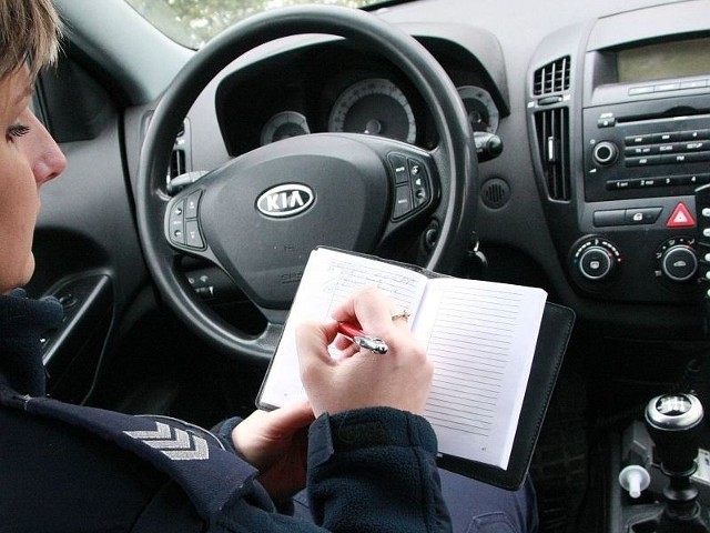 Policjanci z Międzychodu zatrzymali kierowcę z woj. lubuskiego, który szarżował samochodem na jednej z ulic, choć nie miał prawa jazdy.