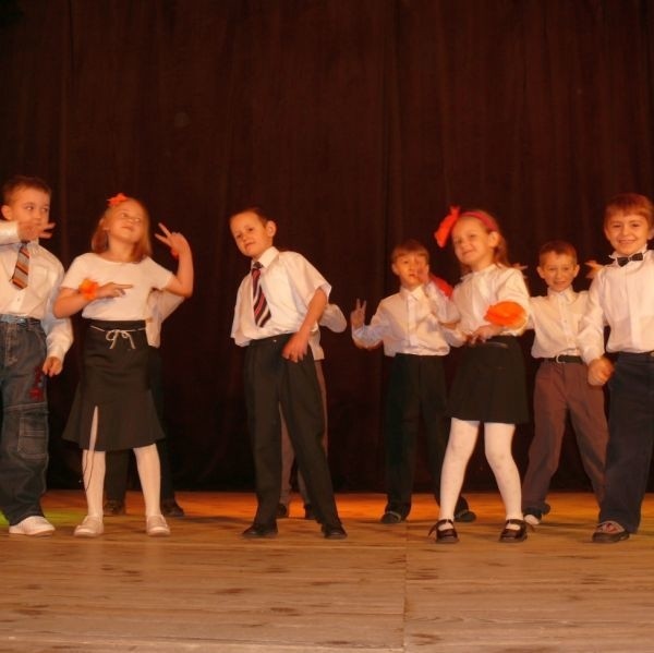 Tańczą dzieciaki ze Szkoły Podstawowej Nr 11.