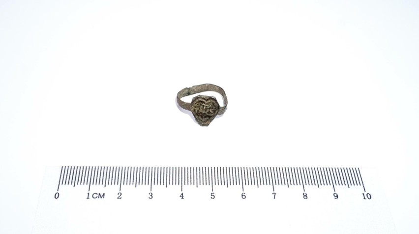 Miedziany pierścionek z sercowatą tarczą