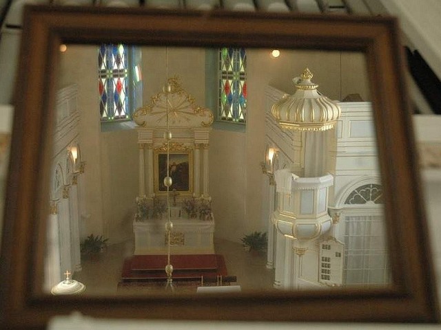 Ołtarz odbity w lustrze na organach w kościele ewangelickim w Oleśnie.