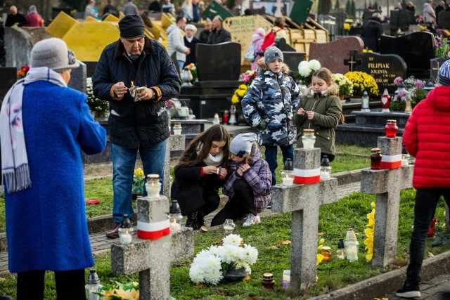 Wczoraj obchodziliśmy uroczystość Wszystkich Świętych. Bydgoszczanie tłumnie odwiedzali groby swoich bliskich. Zobaczcie zdjęcia z cmentarzu przy ul. Toruńskiej w Bydgoszczy.