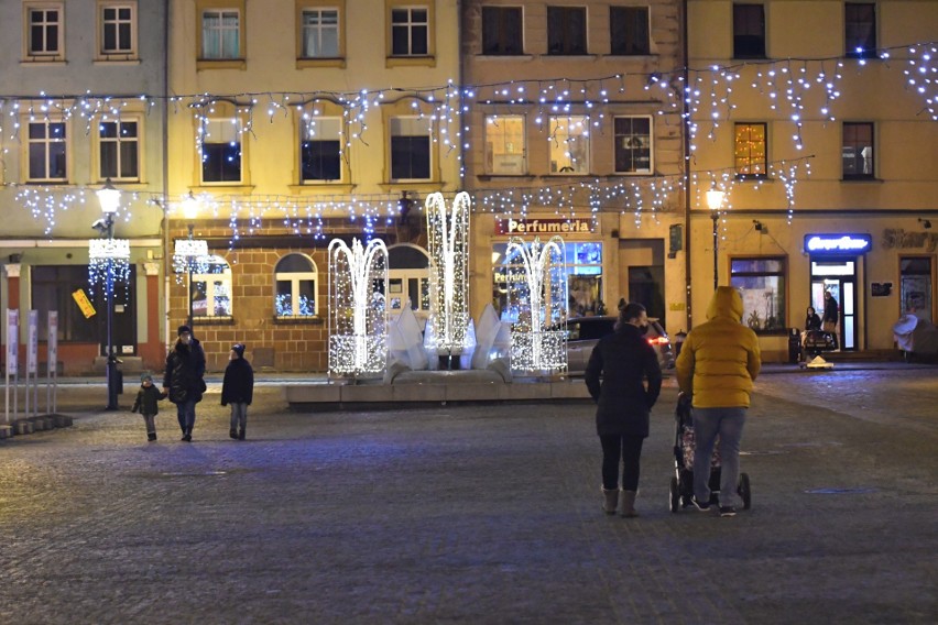 W Żarach tłumy spacerowiczów podziwiają iluminacje...