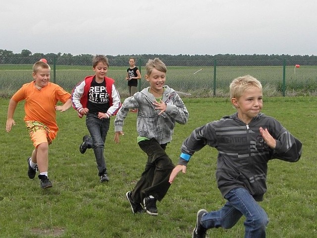 Dzieci uczestniczyły w zawodach sportowych, korzystały z dmuchanej zjeżdżalni oraz przejażdżek bryczkami, a nawet konnym wozem strażackim.