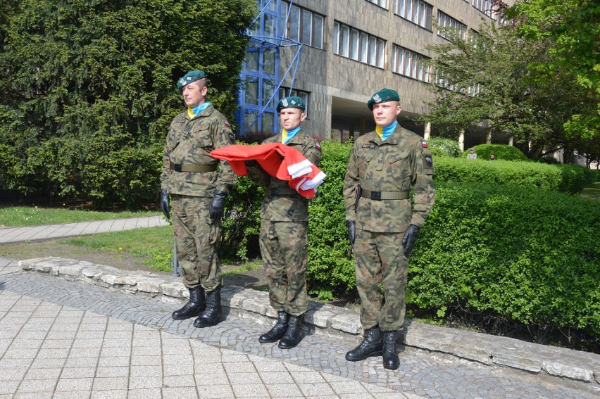 Dzień Flagi RP w Opolu. Uroczystości pod Opolskim Urzędem Wojewódzkim