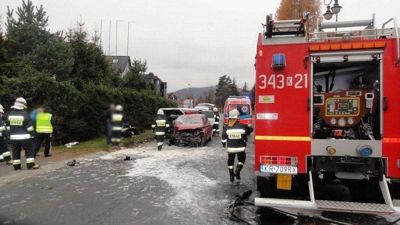 Tragiczny wypadek w Muszynie. Strażacy wycinali pasażera z wraku  [ZDJĘCIA]