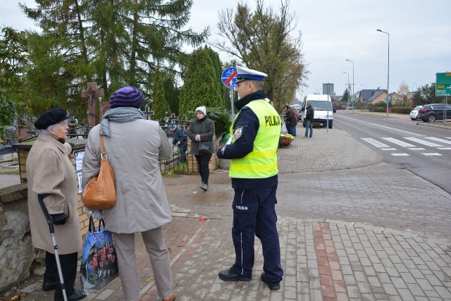 Policja już zatrzymuje przy cmentarzach