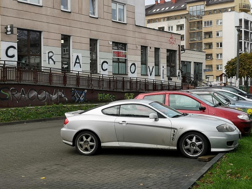 Kraków. Tak chuligani i pseudokibice niszczą krakowskie osiedla na Krowodrzej Górce i  Azorach [ZDJĘCIA]