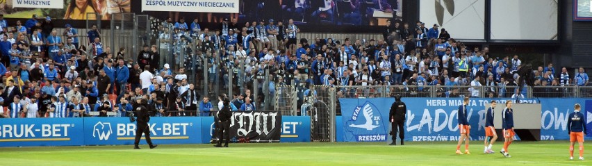 Kibice Stali Rzeszów meldują się na stadionie w Niecieczy. Zobacz zdjęcia
