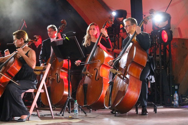 Orkiestra Symfoniczna Filharmonii Lubelskiej im. Henryka Wieniawskiego wraz z lubelską Orkiestrą Wojskową pod dyrekcją Krzesimira Dębskiego i por. Pawła Kołodzieja zagrały koncert plenerowy „Mocni razem – służymy Ojczyźnie i Społeczeństwu”.