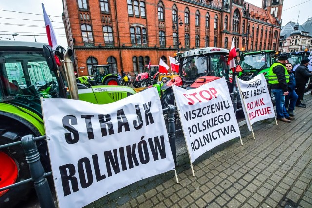 Przed urzędem wojewódzkim z Bydgoszczy zgromadzili się protestujący rolnicy. Po godz. 12.00 do miasta wjechała kolumna traktorów.