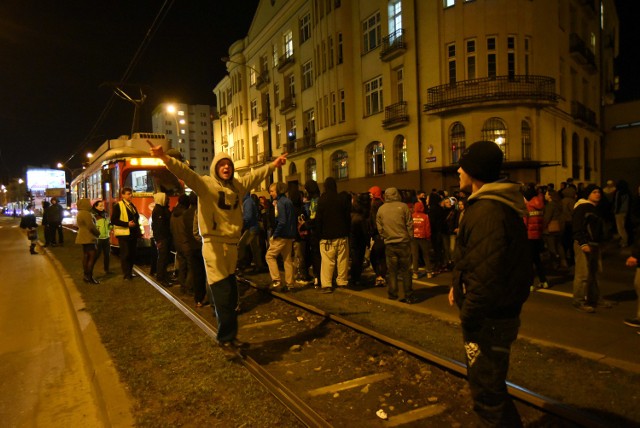 Protest w Sosnowcu przed komendą policji po śmierci 23-letniego Radka