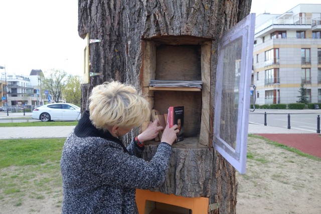 Jola Niwińska pokazuje, jak może wyglądać taka plenerowa biblioteczka.