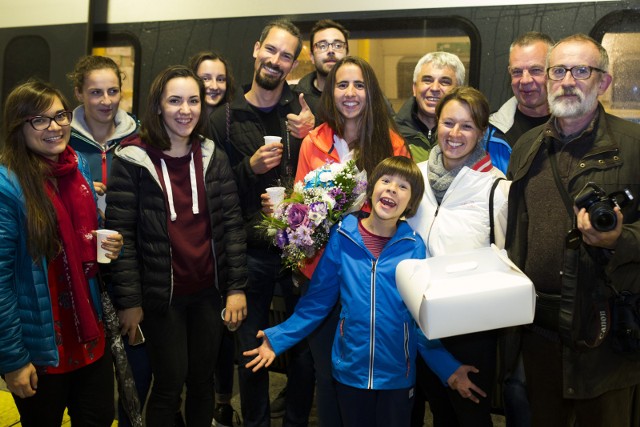 Maria Springwald (w środku z kwiatami) została w Krakowie hucznie powitana przez wioślarską rodzinę