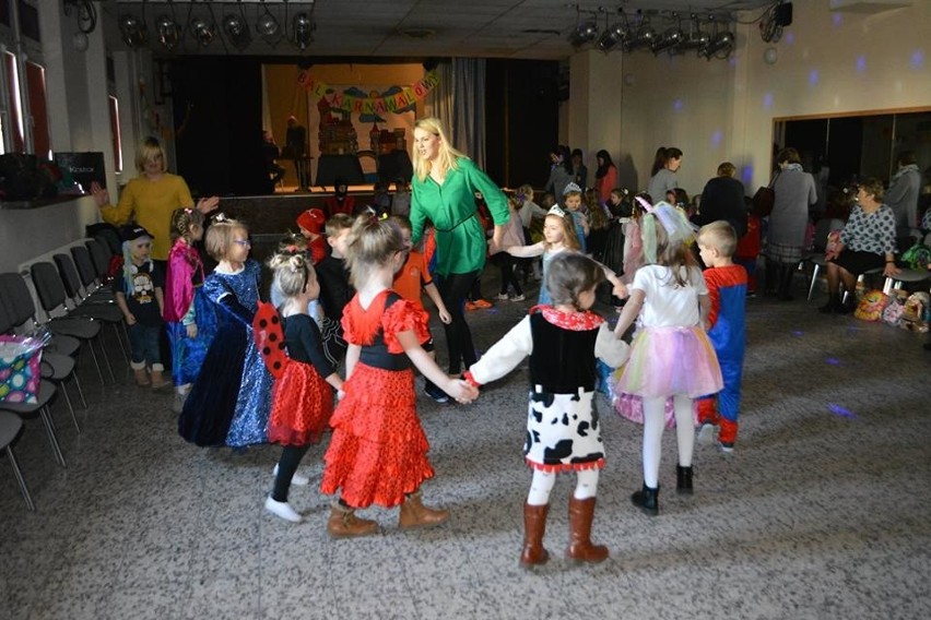 Bal karnawałowy przedszkolaków w Małogoszczu. Dom Kultury odwiedzili najmłodsi z całej gminy [ZDJĘCIA]