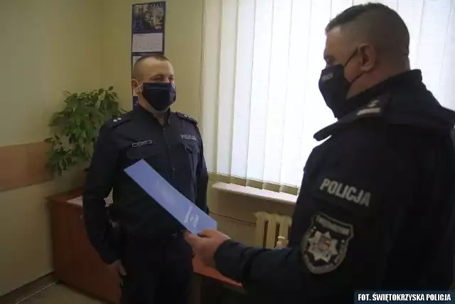 Podczas poniedziałkowej uroczystości. Z lewej nowy szef policji w Połańcu podkomisarz Damian Łasak