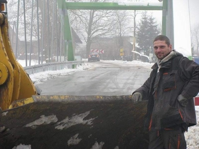 Jeszcze w zeszły czwartek most był zamknięty. Wjazdu na niego strzegł m.in. Grzegorz Sieczkowskim. Most otwarto dla ruchu w piątek (fot. Krzysztof Korsak)