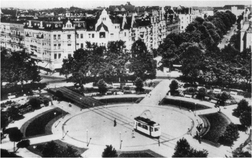 Plac z linią tramwajową, powstała w początkach XX wieku.