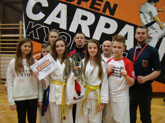 Reprezentacja Koneckiego Klubu Karate Kyokushin na zawodach Carpathia Cup w Rzeszowie. Z tyłu trener Mateusz Garbacz.  