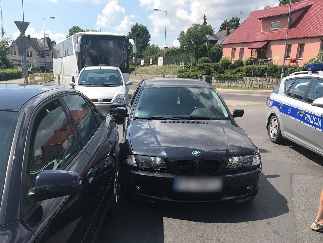 Na rondzie w Krośnie Odrzańskim doszło do zderzenia pojazdów. Jak się okazało sprawca miał w organizmie ponad 2,5 promila alkoholu. Do zdarzenia doszło w poniedziałek (18 czerwca) w Krośnie Odrzańskim. Kierujący bmw wjeżdżając na rondo Zesłańców Sybiru, nie zachował ostrożności i doprowadził do zderzenia z kierującym audi. Jak się okazało 39-latek miał w organizmie przeszło 2,5 promila alkoholu. Przybyła na miejsce policjantka zatrzymała mężczyźnie prawo jazdy oraz dowód rejestracyjny. Mężczyzna został doprowadzony do jednostki na czynności, natomiast auto trafiło na policyjny parking. 39-latek odpowie za spowodowanie kolizji oraz jazdę w stanie nietrzeźwości. Grozi mu kara grzywny, ograniczenia wolności albo pozbawienia wolności do lat 2.Niestety jest to kolejna sytuacja, w której kierowca wsiada za kierownicę pod wpływem alkoholu. Tylko od początku czerwca, policjanci Wydziału Ruchu Drogowego krośnieńskiej komendy zatrzymali siedem takich osób. Dwóch znajdowało się w stanie nietrzeźwości, kolejnych pięciu w stanie po użyciu alkoholu. Zobacz też: Pijany kierowca miał problemy z zaparkowaniem pod komendą policji w Gorzowie