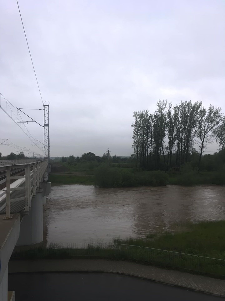 Alarm przeciwpowodziowy w Bochni, w Proszówkach poziom wody w Rabie przekroczył 7,5 metra - zobacz nowe zdjęcia