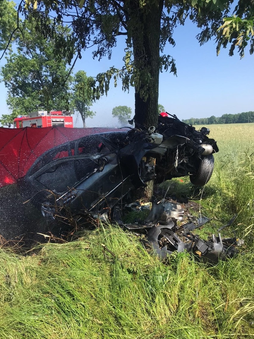 Tragiczny wypadek na DK91 koło Ozorkowa. Nie żyje mężczyzna. Jego samochód doszczętnie spłonął ZDJĘCIA FILM