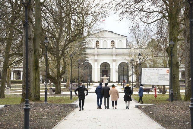 Park Zdrojowy w Busku - w tle słynne Sanatorium Marconi