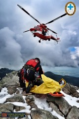 Tatry. Zobacz, jak ratownicy TOPR ćwiczą ewakuację z użyciem śmigłowca [ZDJĘCIA]