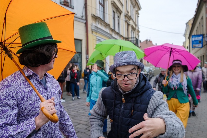 Tarnów. Happening pt. „Pranie sztuki po zimie” [ZDJĘCIA]