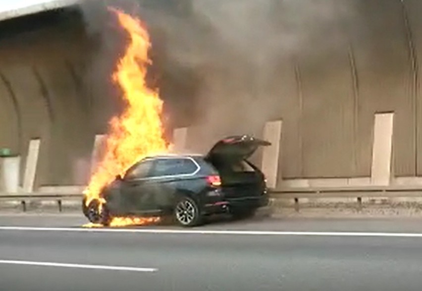 Pożar BMW na autostradowej obwodnicy Wrocławia. Są utrudnienia (FILM)