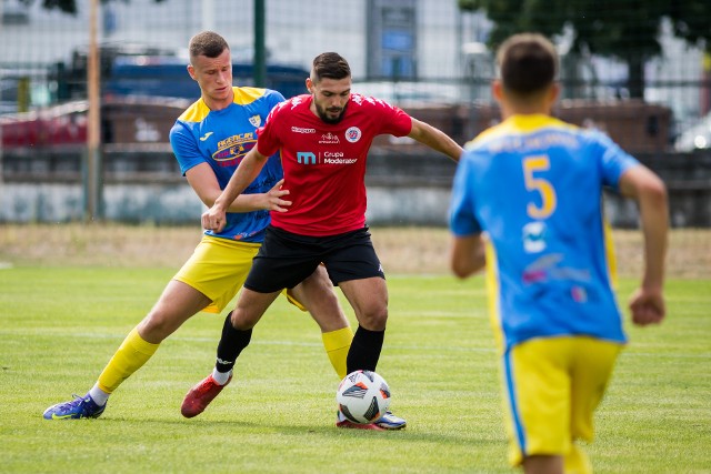 Patryk Perliński (przy piłce) z Chemika Moderatora Bydgoszcz został pierwszym laureatem Piłkarskich Orłów w 2023 roku na Kujawach i Pomorzu